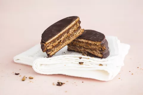ANMAT prohibió en todo el país la venta de un famoso alfajor La ANMAT prohibió la venta de un alfajor en todo el país.