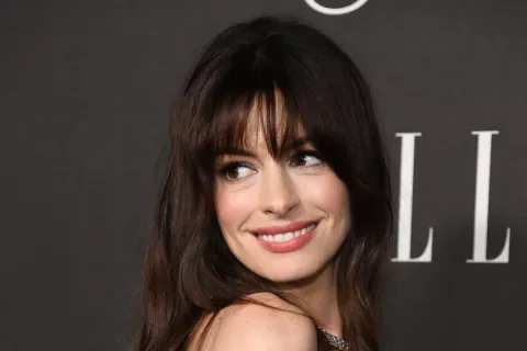 Anne Hathaway: así es su look tendencia con el jean slouchy Anne Hathaway.