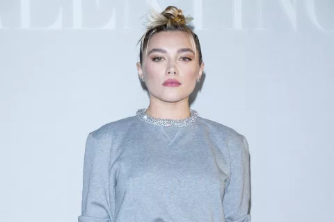 Florence Pugh: la impresionante naked skirt con la que dejó a todos sin palabras en París Florence Pugh en el desfile de Valentino en París.