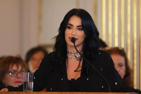 Lali fue reconocida como Personalidad destacada de la Cultura La emoción de Lali al recibir el reconocimiento.