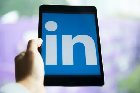 Inteligencia artificial: la nueva función de LinkedIn para generar artículos colaborativos LinkedIn inaugura una nueva función con el uso de la Inteligencia Artificial.