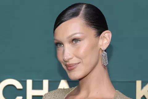 Bella Hadid: así es el corte de pelo con rulos estilo dosmilero que eligió la modelo Bella Hadid.