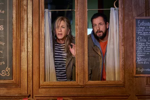Netflix: Jennifer Aniston y Adam Sandler protagonizan la película que ya es furor Jennifer Aniston y Adam Sandler protagonizan Misterio a la vista.