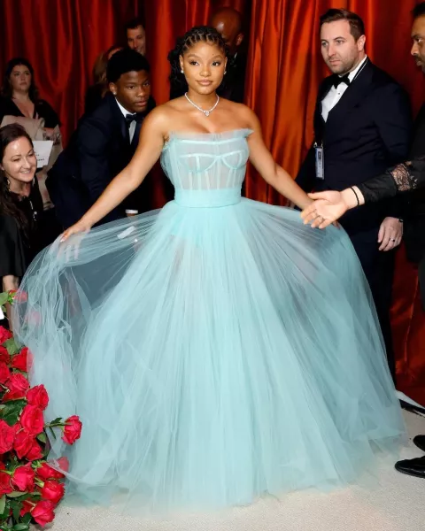 Oscars 2023: 10 tendencias en vestidos que nos dejó la entrega de premios Halle Bailey con un vestido de Dolce Gabbana en los Oscars 2023