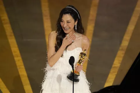 Michelle Yeoh: “Señoras, no dejen que nadie les diga que ha pasado su mejor momento” Michelle Yeoh, emocionada, hace historia en los Oscar.