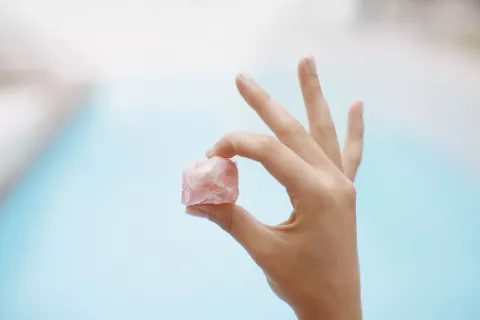 Cuarzo rosa: estos son los poderes de una de las piedras más conocidas Cómo aprovechar el poder del cuarzo rosa.
