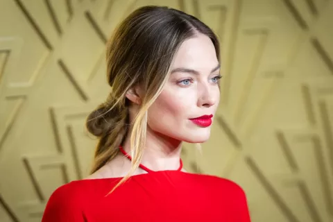 Flip bun: paso a paso para hacer este sencillo peinado que es ideal si tenés el pelo corto Margot Robbie durante el estreno de Babylon en Roma.