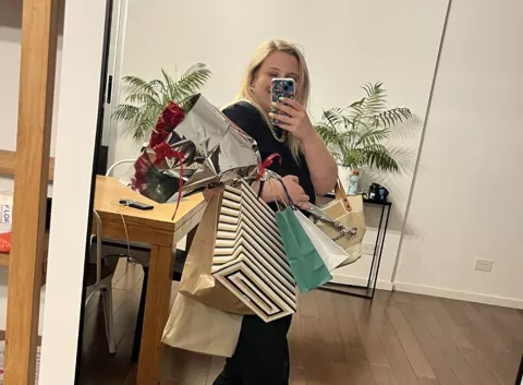 Karonchi, a un mes de su separación: ¿ahora dónde reclamo mis matrimillas? Karen en una juntada con seguidoras, que la recibieron con amor y regalos.