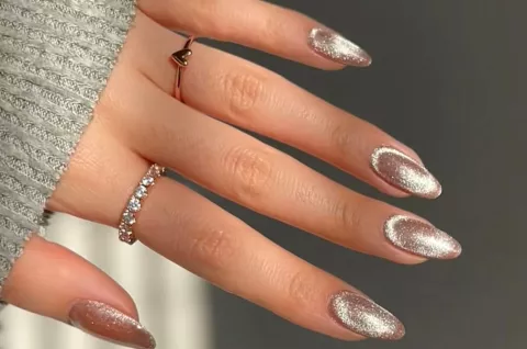 Cómo son las velvet nails, las uñas tendenciad de 2023.