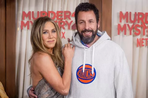 Jennifer Aniston y Adam Sandler: el divertido momento que vivieron en la red carpet de Misterio a la vista Jennifer Aniston y Adam Sandler en la red carpet de Misterio a la vista.