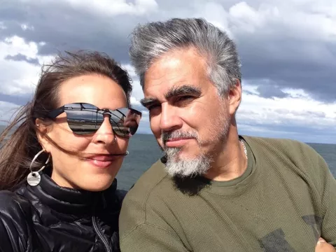 2 de abril: "Psicológicamente continúa con su fusil de guerra bajo el brazo", cuenta la compañera de un excombatiente de Malvinas Laura Rodríguez, de viaje, junto a su compañero Carlos Andrés Tear.