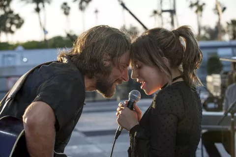 Estas son las 5 películas nominadas y ganadoras del Oscar que podés ver en HBO Max Bradley y Gaga lo dan todo en Nace una estrella.