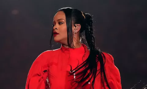 Rihanna: la historia de resiliencia que la llevó a convertirse en una de las artistas más ricas del mundo Rihanna durante su presentación en el Super Bowl LVII.