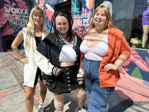 Ley de talles: “El error está en la industria y no en nuestros cuerpos” Johanna Laudani (izq.), creadora de Wokka, junto a dos modelos.