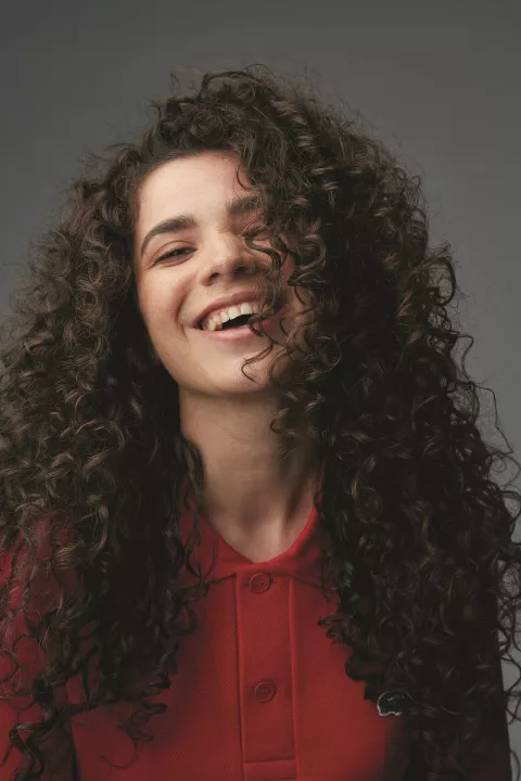 Tendencia en rulos: estos son los cortes de pelo que vas a amar esta temporada Georgina ama la personalidad de sus rulos.