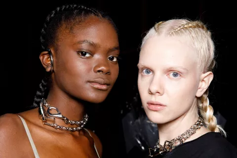 Tendencias 2023: estos son los peinados con trenzas más fáciles para hacerte esta temporada Trenzas, una tendencia que siempre vuelve.