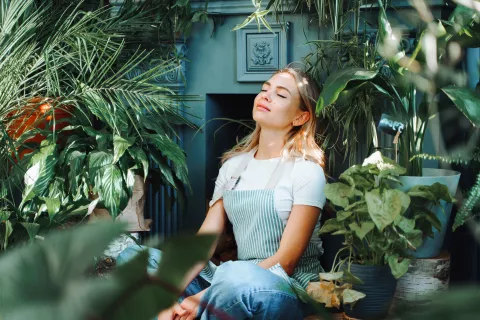 Ritual para pedir deseos mujer meditando
