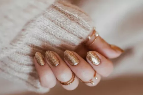 Uñas doradas: 5 diseños para que te inspires y hagas vos mismo 5 diseños de uñas doradas súper fáciles y prácticos.