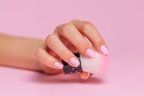 Flip nails: de qué se trata la última tendencia en uñas Te contamos qué son las flip nails.