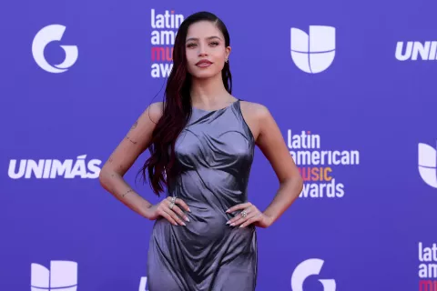 Emilia Mernes: su increíble wet dress que recordó un icónico look de Zendaya El increíble wet dress de Emilia Mernes para los AMAs 2023.