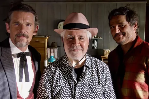 Ethan Hawke y Pedro Pascal viven un romance en el nuevo cortometraje de Pedro Almodóvar Ethan Hawke y Pedro Pascal protagonizan la nueva película de Pedro Almodóvar.