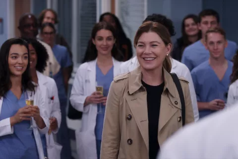 Ellen Pompeo: su salario la convirtió en la menos querida del set Ellen Pompeo en su episodio final de Grey's Anatomy.