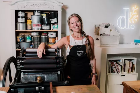 Es de Rosario, rescató una máquina de impresión de 1900 y fundó una imprenta que hoy es un éxito Sabrina Poy, entre sus máquinas antiguas y sus tintas en su taller y showroom de Rosario.