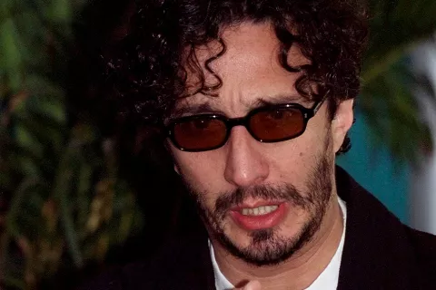 El amor después del amor: la historia real del asesinato de la abuela y tía de Fito Páez que se ve en la serie de Netflix Fito Páez reflejó en su música el dolor por el asesinato de su abuela y tía, a quienes consideraba sus mamás.