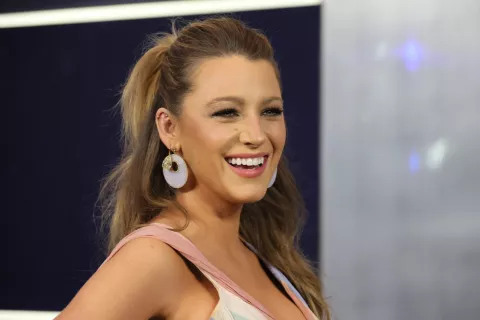Blake Lively: el increíble vestido floral de Carolina Herrera que usó para visitar Barnard College Blake Lively la rompió con un hermoso vestido floral de Carolina Herrera.