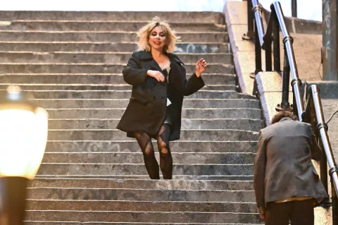 Lady Gaga terminó el rodaje de Joker 2: así lucirá como Harley Quinn Lady Gaga en las icónicas escaleras de Joker.