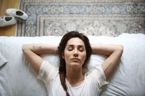 Melatonina: por qué esta "hormona del sueño" es clave para la salud de nuestra piel Por qué la melatonina es clave para la salud de nuestra piel.