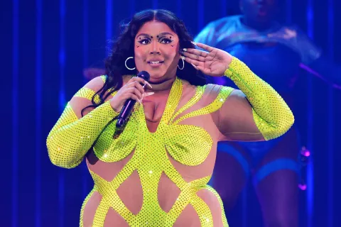 Lizzo se presentó con artistas drag queens para protestar contra una prohibición en EE.UU. Exbailarinas de Lizzo la demandan por presunto acoso sexual.