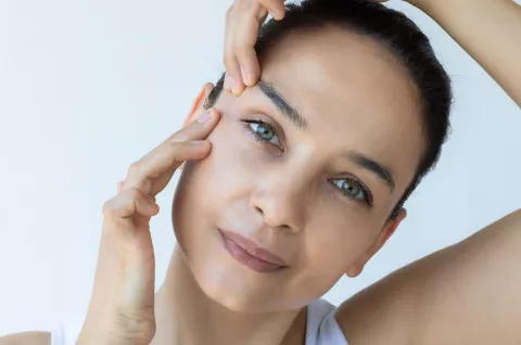 Yoga facial: ¿cómo puede ayudarte con los sofocos? Cómo la yoga facial puede ayudarte con los sofocos.
