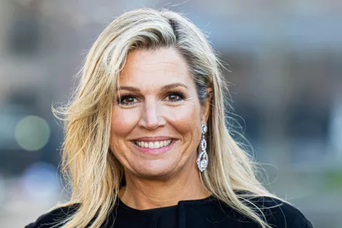 Reina Máxima: llamó la atención de todos por su curioso tapado con agujeros Reina Máxima
