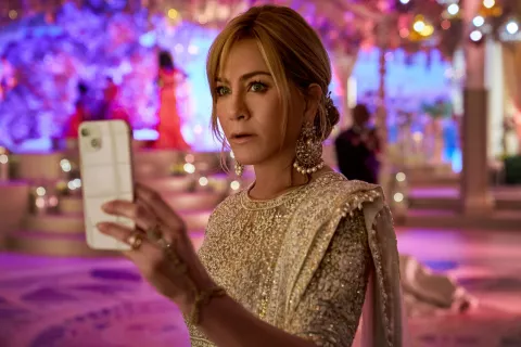 Jennifer Aniston: esta es la curiosa razón de por qué usó un vestido blanco para el casamiento de Misterio a la vista El increíble vestido de Jennifer Aniston para Misterio a la vista.