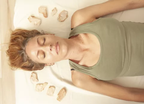 Terapia cuántica: cuáles son los beneficios de esta sanación con el poder de cambiar tu realidad Terapia de reiki, una de las prácticas de la sanación cuántica.