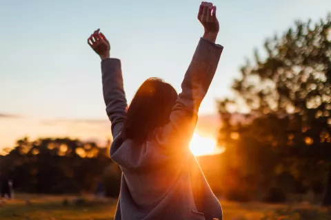 Eclipse solar híbrido: con este ritual vas a lograr recargar tus energías Eclipse solar híbrido: un ritual para cargarse de energía