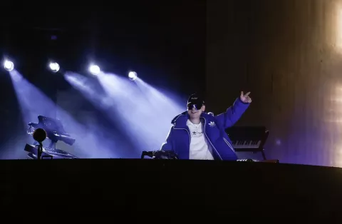 Bizarrap rompió la noche de Buenos Aires en su primer show en el Hipódromo El productor argentino de 24 años dio un mega show en el Hipódromo de Palermo