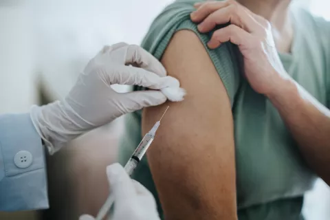 Vacuna contra la gripe 2023: ¿quién tiene que aplicársela? persona vacunándose