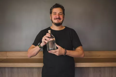 Viajó a la Patagonia para recuperar la receta del gin familiar y la convirtió en un negocio Guido es productor de televisión y el creador de la destilería boutique Santarcangelo.