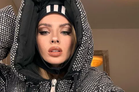 China Suárez: hecha en Italia y repleta de strasses, este es el millonario valor de su campera La increíble campera puffer de la China Suarez.