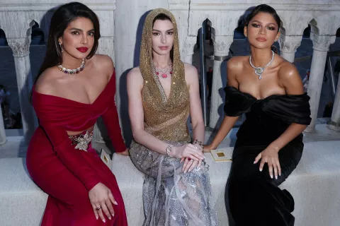 Zendaya, Anne Hathaway y Priyanka Chopra: dejaron a todos sin palabras con sus looks para Bulgari en Venecia Anne Hathaway, Zendaya y Priyanka Chopraen el desfile de Bulgari en Venecia
