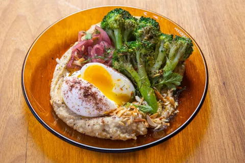 Hummus: 5 lugares para disfrutar de esta clásica pasta del Oriente Medio AVG Electric Café tiene un hummus increíble que viene con brócoli.