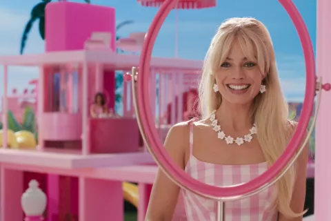 Barbie: ¿por qué se reivindica a la muñeca como ícono feminista? Margot Robbie, la protagonista de Barbie, en el último trailer de cara al esterno de la película