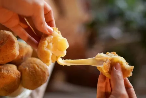 Bombas de papa: este es el secreto para que te salgan perfectas Paso a paso para hacer las bombas de papa rellenas.