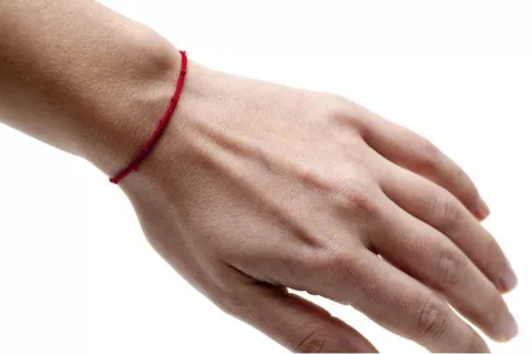 Cinta roja en la muñeca: ¿cómo hacer el amuleto de protección más efectivo para 2024? Cinta roja: ¿nos ayuda a protegernos contra la envidia?