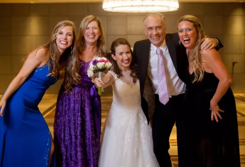 Día Internacional de las Familias: 10 claves para atravesar la discapacidad en familia Daniela Aza, junto a su esposo y familia.