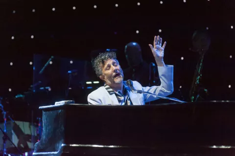 ¿De qué murió la mamá de Fito Páez? Fito Páez, en uno de sus shows en el Movistar Arena, frente a su piano.