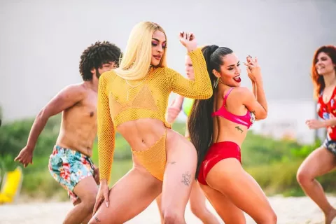 Pabllo Vittar, la drag queen que eligió Lali para uno de sus temas Pabllo Vittar, la drag queen que aparece en "Caliente", de Lali.