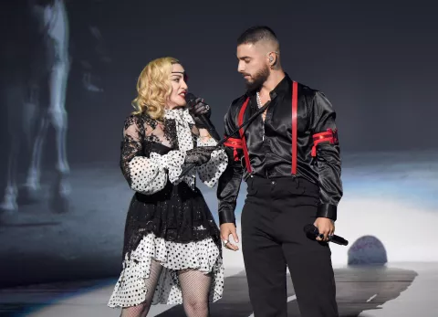 Las fotos de Madonna arriba de Maluma que revolucionaron las redes Las provocaticas fotos de Maluma y Madonna.
